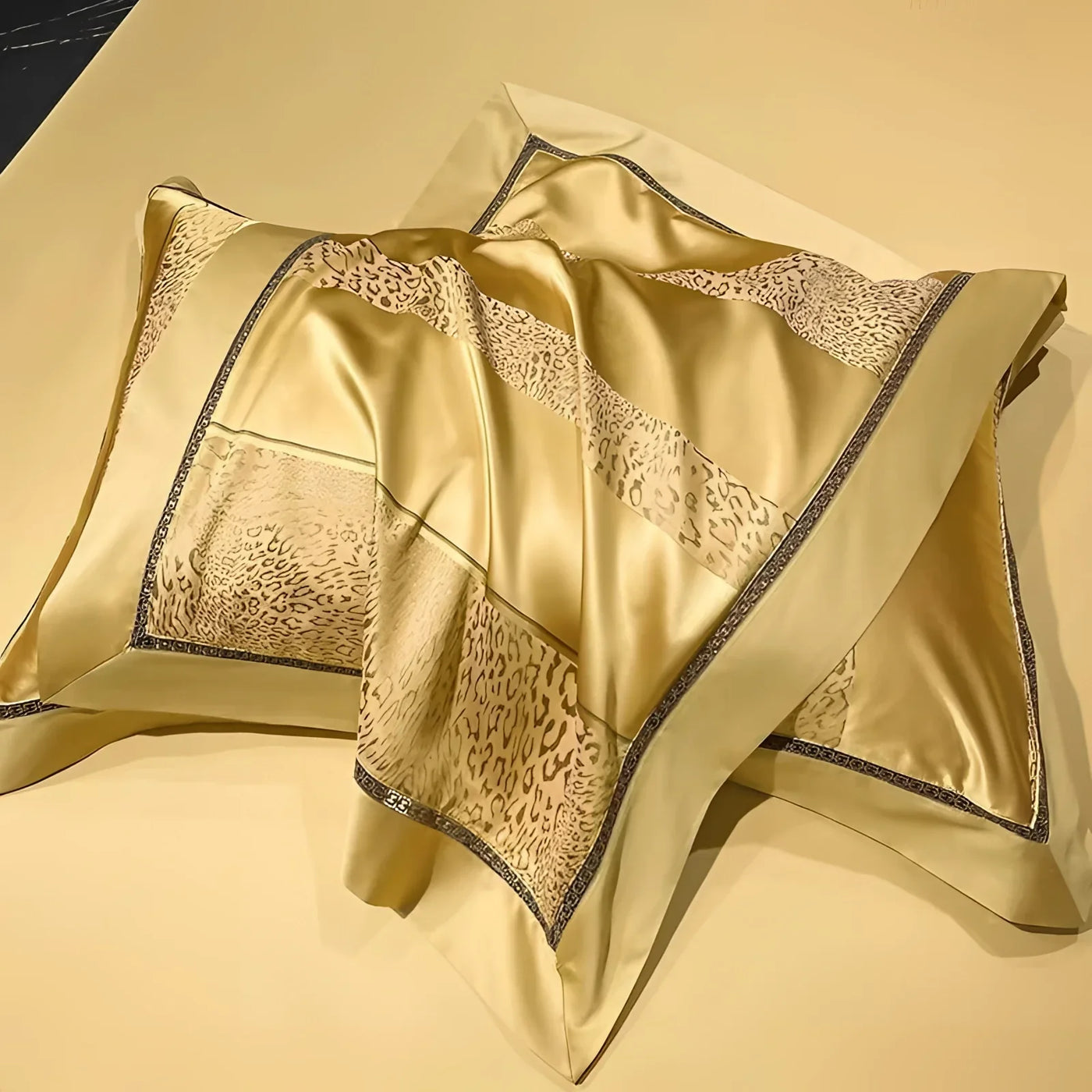 Luxurious Gold Bedding Set | SatinStripe Luxe